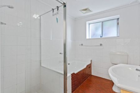 Spacious Fully Furnished 2-Bedroom Apartment with Garage – Prime Coogee Location - Photo 3