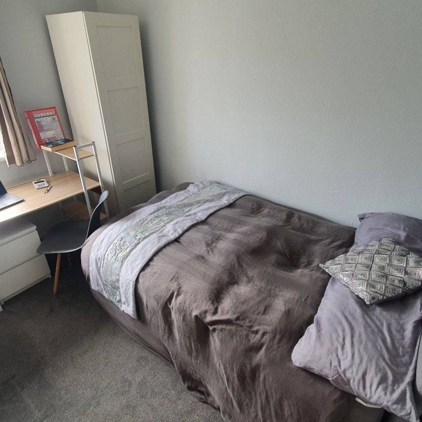 Room 1, Stirling Grove, Clifton, NG11, Nottingham - Photo 1