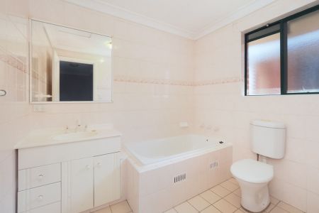 2 Story Apartment within walking distance to Epping train Station! - Photo 3