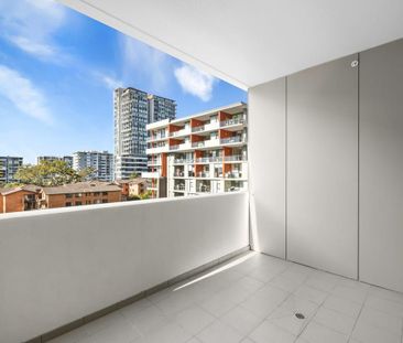 Super Spacious 2 Bed with Kitchen Island - Photo 5