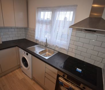 Self contained studio flat close to east ham station- - Photo 6