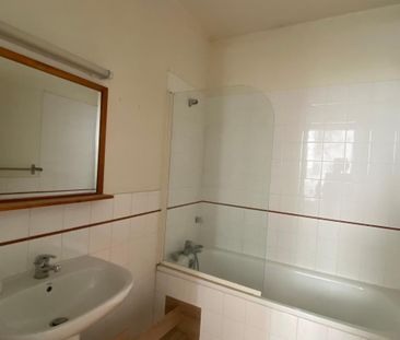 Location Appartement 3 pièces 65m² LA ROCHELLE 17000 - Photo 2