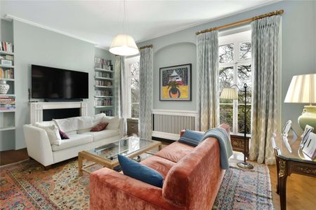 This exceptionally pretty house is located in an enviable position on one of Kensington's most sought after garden squares. - Photo 3