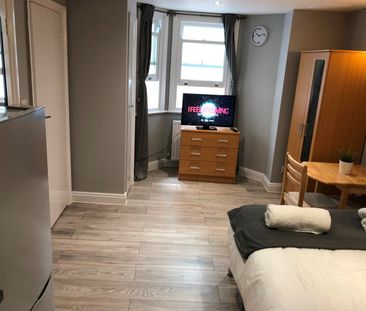 Studio Flat, Rosemont Road, W3 - Photo 2