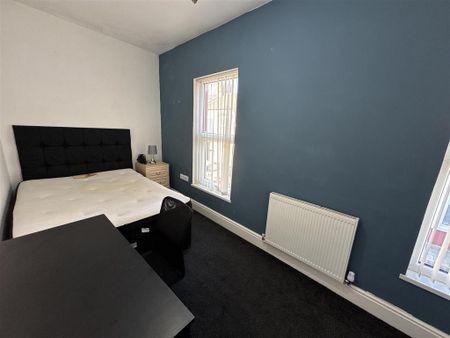 1 bedroom in a house share to rent - Photo 3