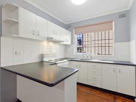 This well presented and charming two bedroom oasis showcases both practicality and comfort through modern additions and a blue ribbon location! - Photo 4