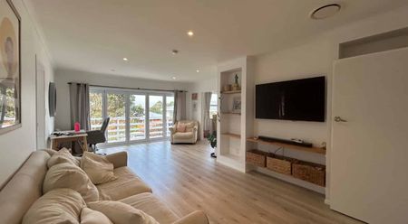 5 Bedroom Home in Paremata - Photo 2