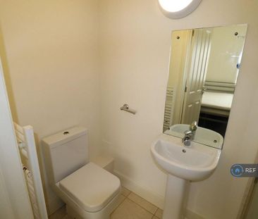 1 bedroom in a flat share to rent - Photo 4