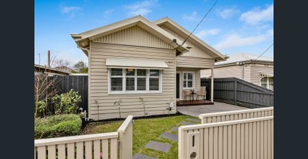 Timeless charm in the heart of Newport - Photo 4