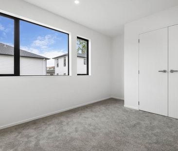 Prime Green Bay Location – 2-Bedroom Townhouse with Special Offer - Photo 4