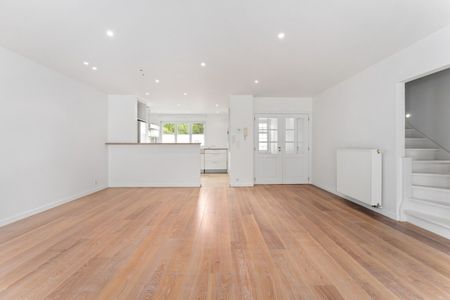 UITZONDERLIJK: Zeer gezellige ongemeubelde woning met 4 slaapkamers op enkele passen van het Oosthoekplein! - Foto 4