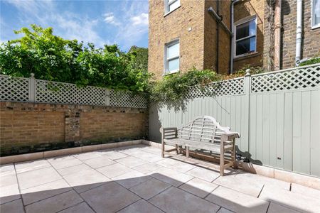 An exceptional five-bedroom terraced house on St Stephen's Terrace; a stone's throw from Nine Elms tube and with access to enjoy the Albert Square communal garden. - Photo 2