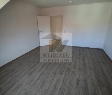 2 Raum DG-Wohnung mit Balkon und Blick ins Grüne. Bad mit Wanne! In... - Foto 1