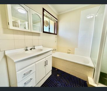 Spacious Modern Home with a Pool - Photo 5