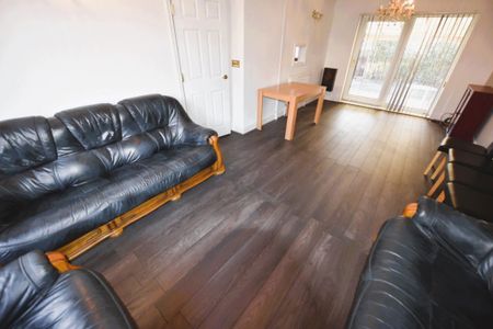 3 bedroom House in Eden Crescent Bed), Leeds - Photo 4