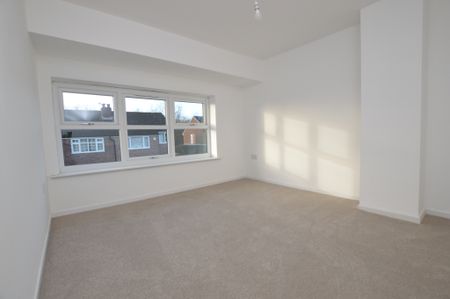 3 Bedroom Semi-Detached House - Photo 3