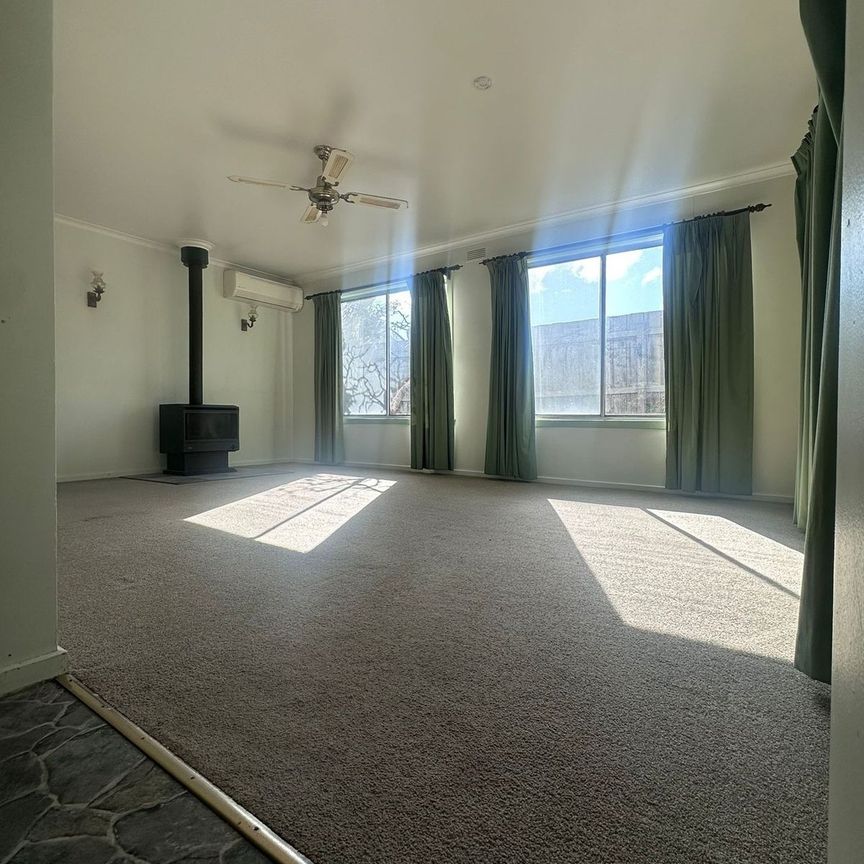 43 Henry Street, Pakenham - Photo 1