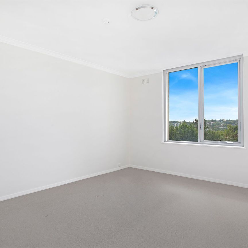 Spacious 3 Bedroom Apartment with Stunning Views - Photo 1