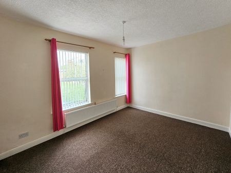 Comfortable & Spacious 3 Bedroom Semi, 3 minutes walk to Tram & Heaton Park, Low Maintenance Patio/Garden - Photo 5