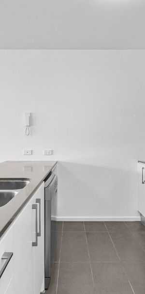 Light, Space and Resort-Style Living - Photo 1