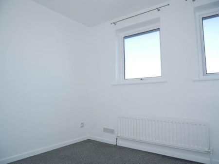 2 bedroom end of terrace house to rent - Photo 2