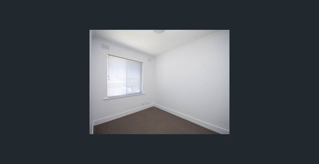 Modern upstairs unit fantastic location! - Photo 1