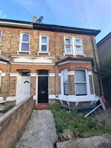 2 Bed Flat, Perry Hill, SE6 - Photo 3