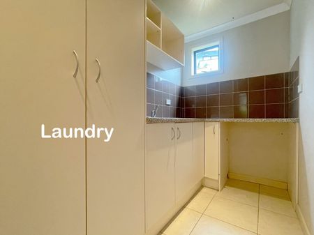 Sunny 4 Bedroom 2.5 Bathroom near Dominion Road - Photo 2