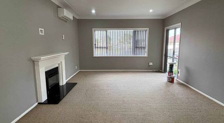 3 Bedroom, 1 Bathroom Plenty of car space - Photo 2