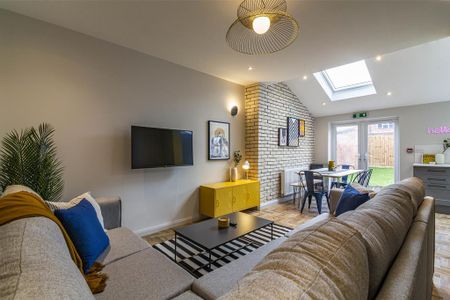 6 bedroom semi-detached house to rent - Photo 2