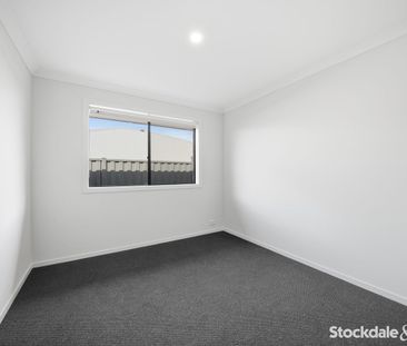 Easy-Care Living in the Heart of Emu Springs, Sunbury - Photo 2