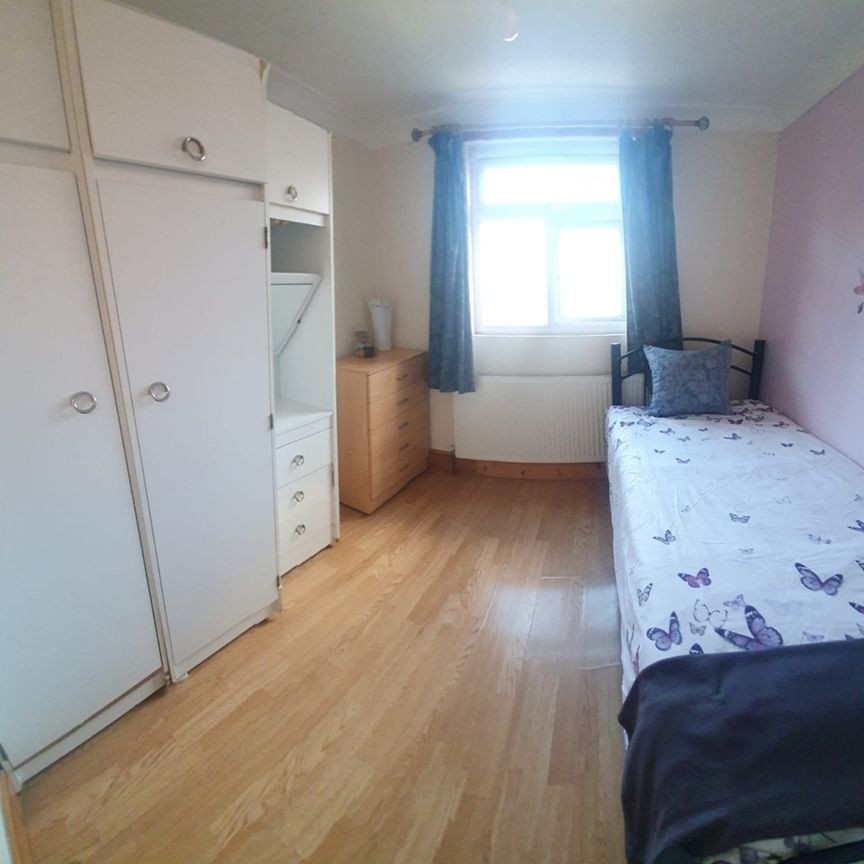 Room in a Shared House, Colville Road, E11 - Photo 1