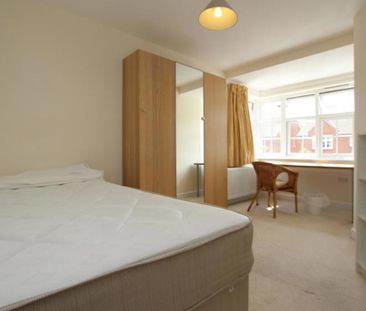 *** STUDENT HOUSE *** ALL BILLS INCLUDED *** A superb, modern six b... - Photo 4