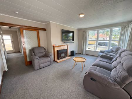Charming 3-Bedroom Family Home - Photo 2