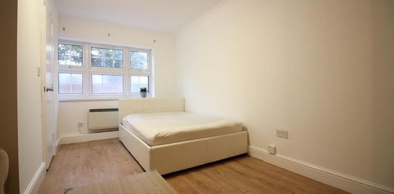 Chertsey Bridge Road, Chertsey - Photo 2