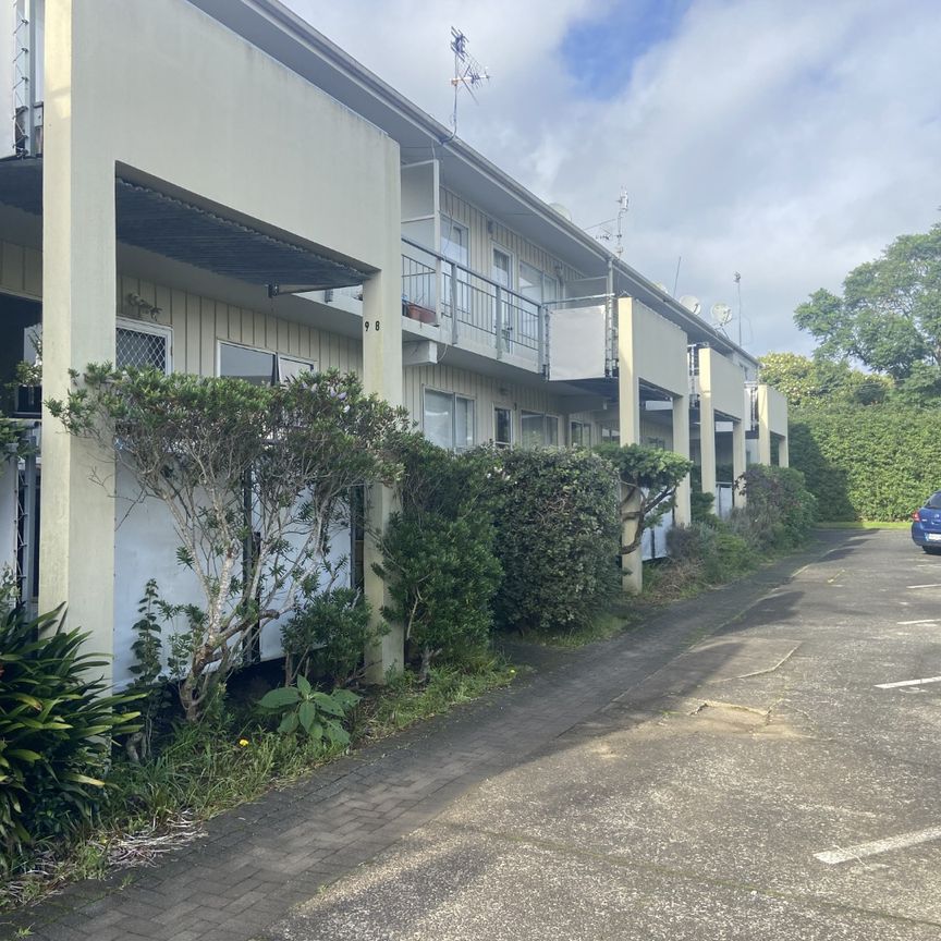 Nice and tidy great location - Photo 1