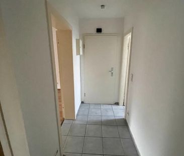 2-Zimmer-Wohnung in der Stadtmitte mit Küche und Badmöbeln - Photo 3