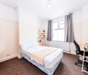 4 bedroom terraced house to rent - Photo 3