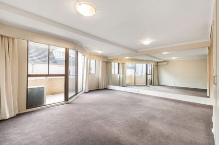 Three Bedroom Apartment with Views to Albert Park - Photo 5