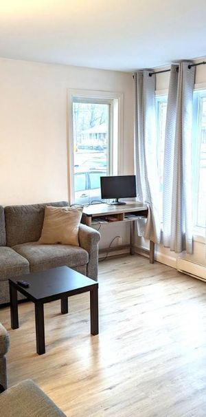 5 ½ sur 2 étages – Entièrement Rénové – Disponible Juillet 2026 - Photo 1