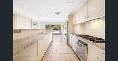 Chic Terrace-Style Townhouse with Double Garage in a Prime Location - Photo 2