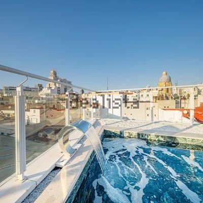 Alquiler de piso en Calle de la Virgen de los Peligros - Photo 1