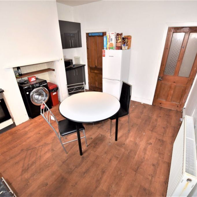 3 bedroom House in Chiswick Terrace, Leeds - Photo 1