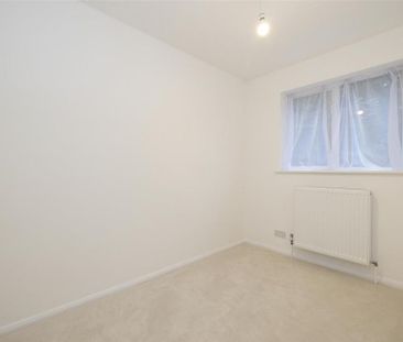 4 bedroom semi-detached house to rent - Photo 6