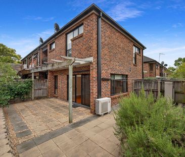 Spacious Three Bedroom Townhouse In Marrickville - Photo 1