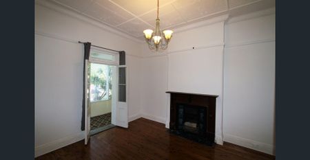 SPACIOUS 3 BEDROOM HOUSE WITH SUNROOM - Photo 5