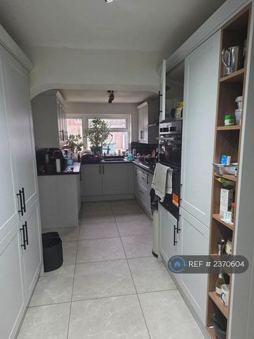 1 bedroom in a house share to rent - Photo 4