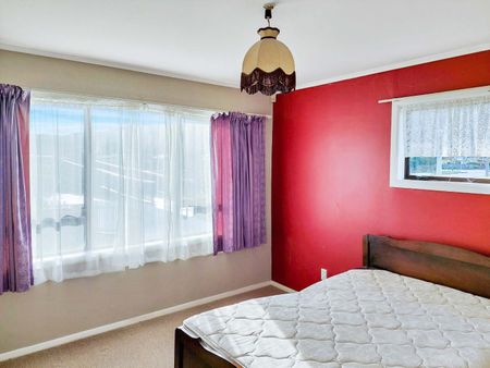 Charming 2 Bedroom House in Best Street, Wainuiomata - Photo 3