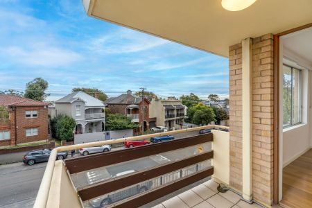 MODERN TWO BEDROOM APARTMENT - Photo 5