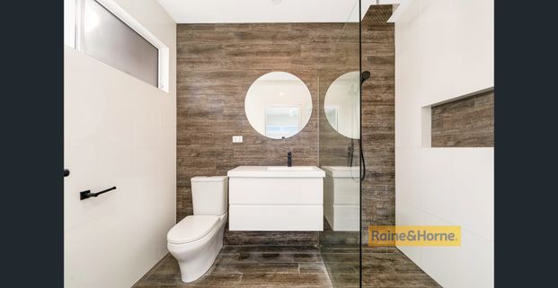 MODERN LIVING - Photo 1